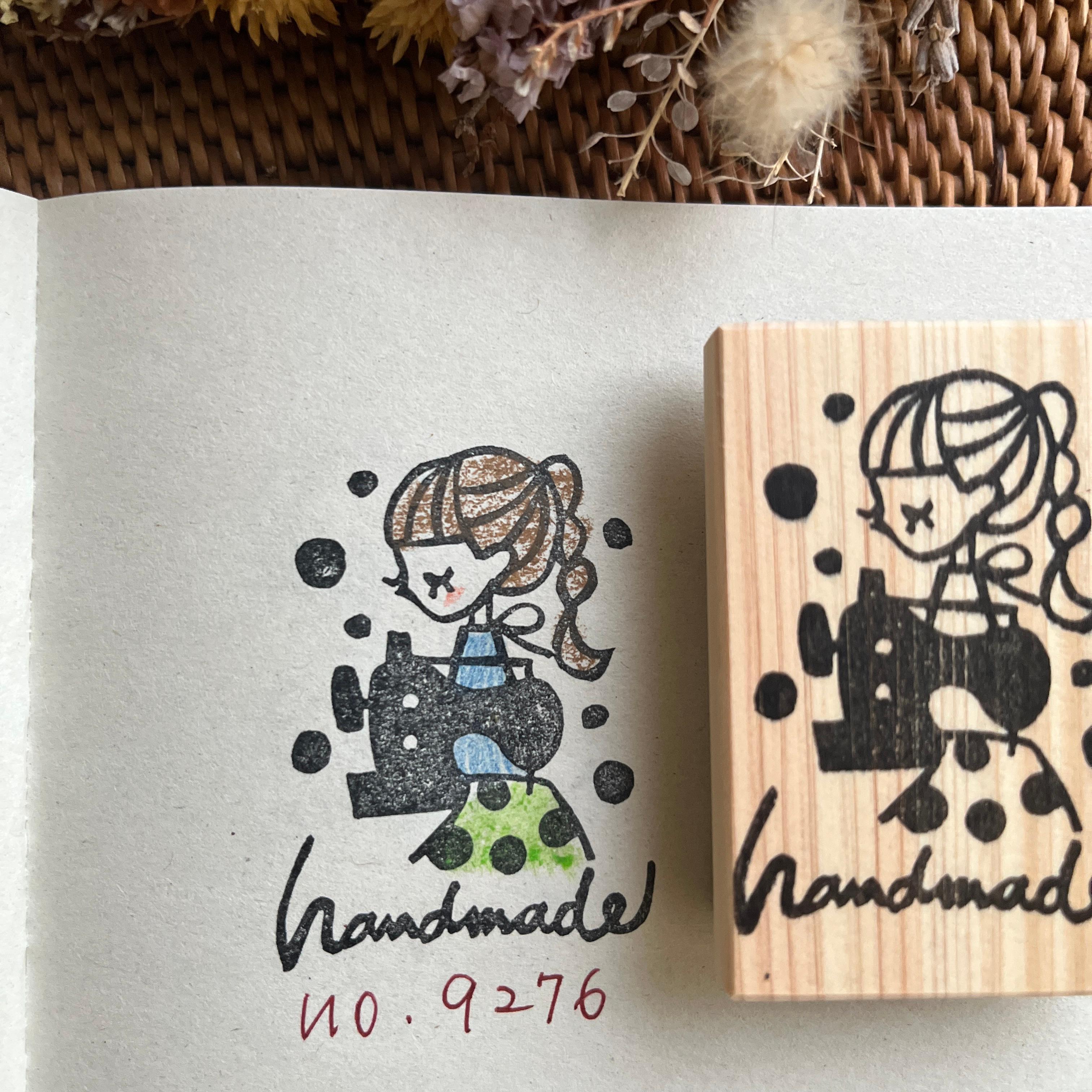 スタンプ　No. 9276 handmadeミシンの前の女の子1枚目の画像