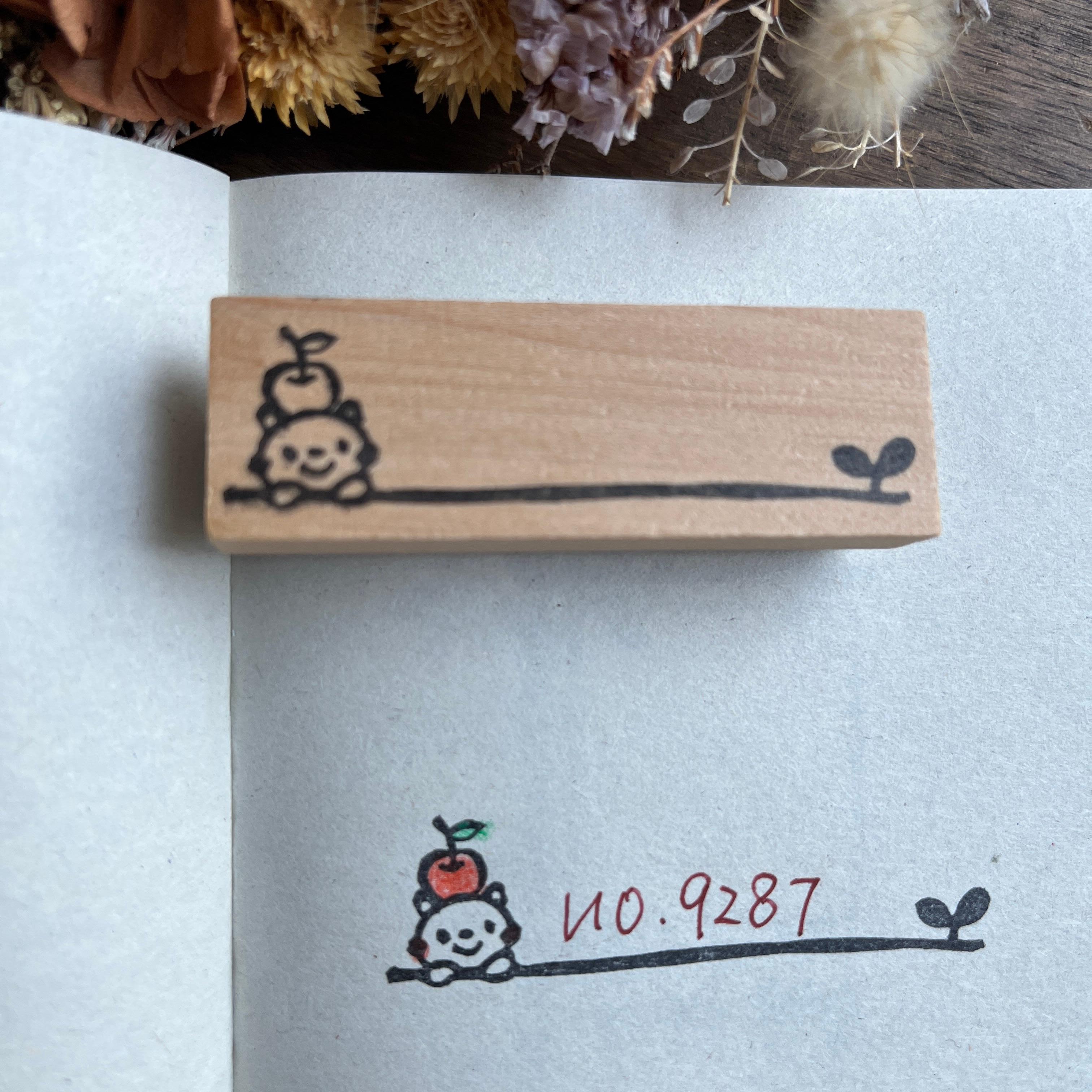 スタンプ　No. 9287 りんごをのせたクマ　ライン1枚目の画像