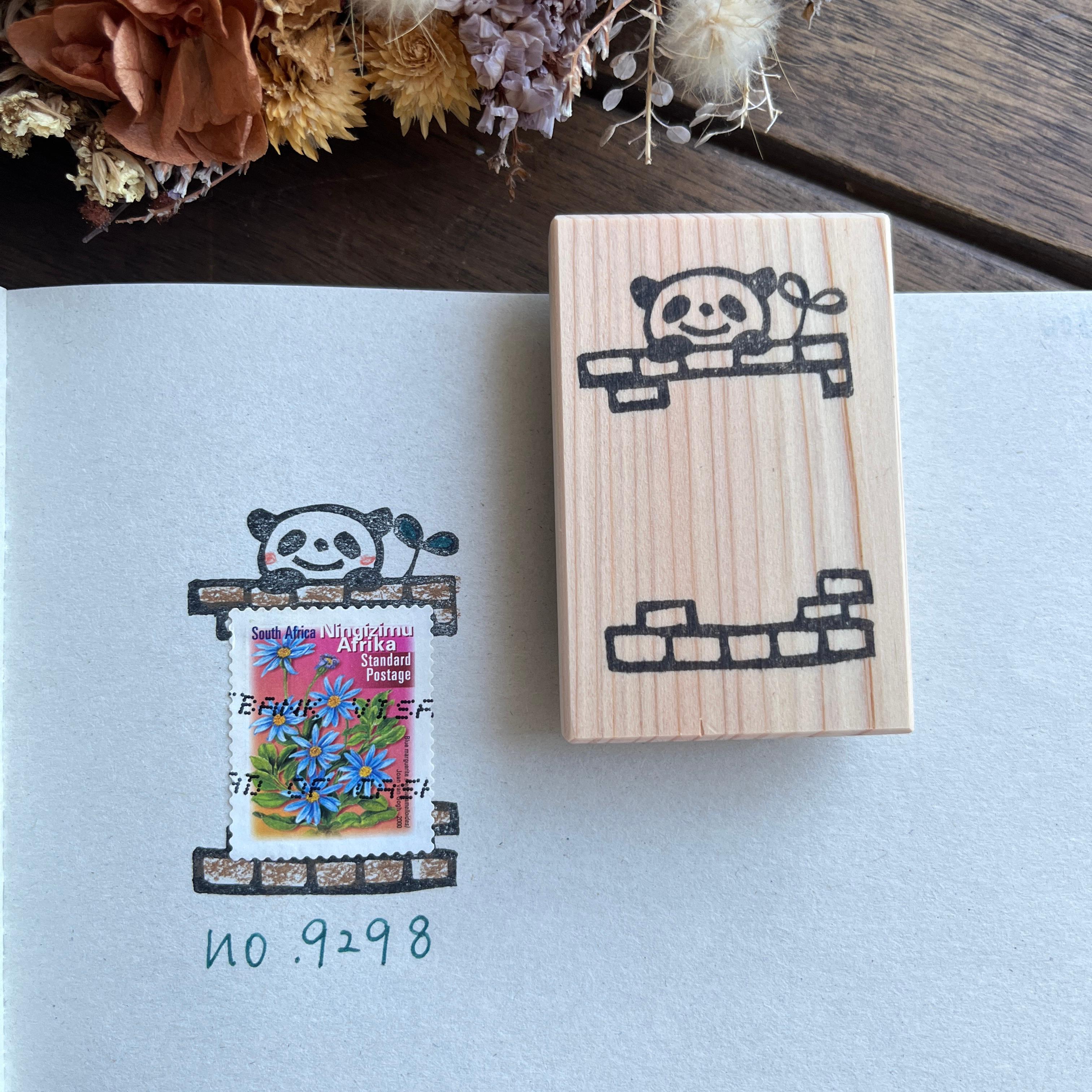 スタンプ　No. 9298レンガの上のパンダと葉っぱ　切手枠または一言書きなど1枚目の画像
